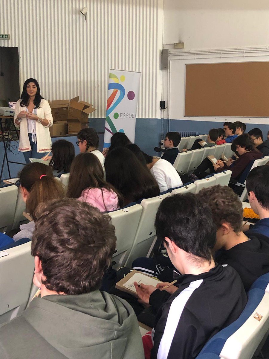 FeafesCC's tweet photo. Carmen y Sara hoy en #Badajoz, en el IES Zurbarán, con el taller de Economía Social y Emprendimiento, atentos chicos! 🙇🏽♂️🙇🏼♀️📈 #ContigoExMAS #Extremadura https://t.co/8d1XUivRAD