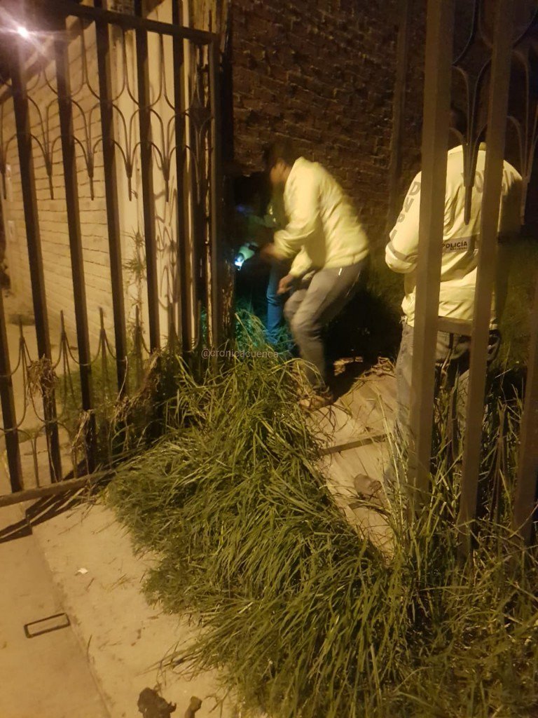 complicefm's tweet photo. #Cuenca: "@cronicacuenca: Además los motorizados y los agentes de la Dinased luego de las investigaciones hallaron el arma de fuego que estaba abandonado en un terreno baldío cerca de donde ocurrió el crimen. https://t.co/mTH2ksPXh0"