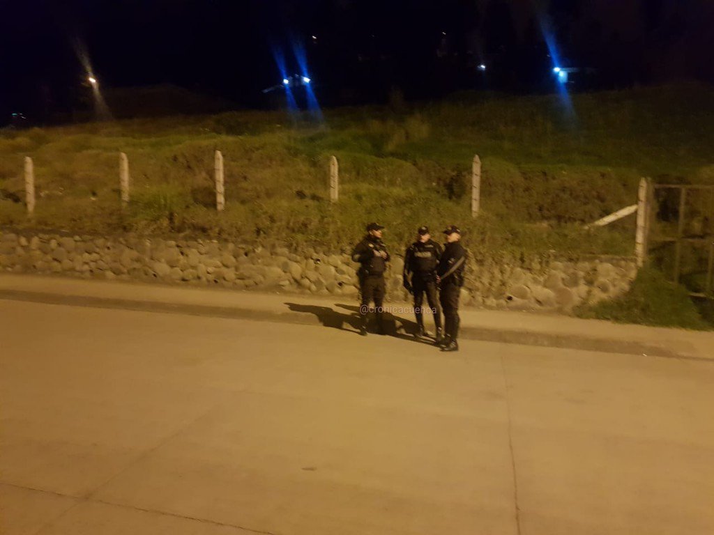 complicefm's tweet photo. #Cuenca: "@cronicacuenca: Además los motorizados y los agentes de la Dinased luego de las investigaciones hallaron el arma de fuego que estaba abandonado en un terreno baldío cerca de donde ocurrió el crimen. https://t.co/mTH2ksPXh0"