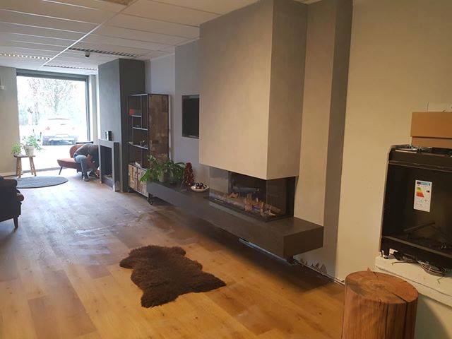 BranderNL's tweet image. Mark Verzijl (M.V. Stukadoor #Geldermalsen) stuurde ons deze fraaie foto's. Mark: 'In de showroom van Betuws Haardenhuis in Geldermalsen heb ik een gashaard gestukadoord. Daarna Brander Stucco Mat aangebracht. Kleurnummer: GB 07' Brander Facebook facebook.com/brander.nl @EPeschar