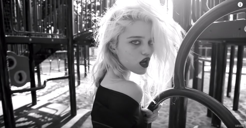 Til je maandag naar een hoger niveau met één van mijn favorieten uit de semi-oude doos. "Everything is Embarrassing" youtube.com/watch?v=1jtTeM… #graaggedaan #synthpop