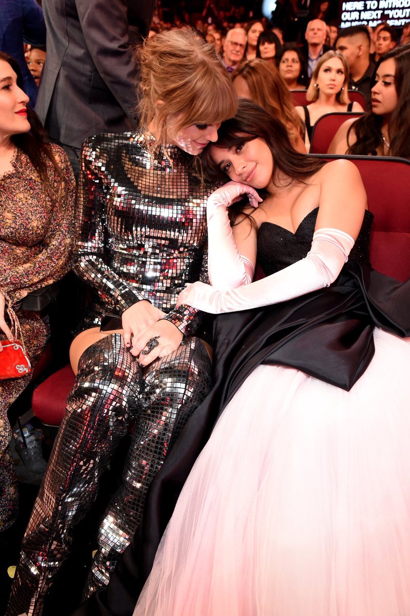 emilygryson88's tweet photo. 13歳の頃からTayのファンで、17歳の時Tayに直接あって話せるようになって、 18歳の誕生日をTayや友達に祝われて、21歳のではTayのツアーのOA、アワードでも一緒に参加する。TayにはBabyC と呼ばれて可愛がられる。こんなシンデレラストーリーありますか？ https://t.co/VrT3zie6Vl