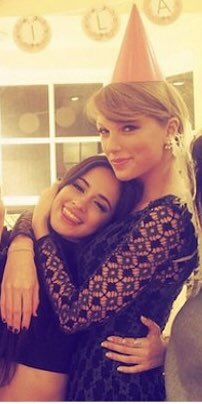 emilygryson88's tweet photo. 13歳の頃からTayのファンで、17歳の時Tayに直接あって話せるようになって、 18歳の誕生日をTayや友達に祝われて、21歳のではTayのツアーのOA、アワードでも一緒に参加する。TayにはBabyC と呼ばれて可愛がられる。こんなシンデレラストーリーありますか？ https://t.co/VrT3zie6Vl