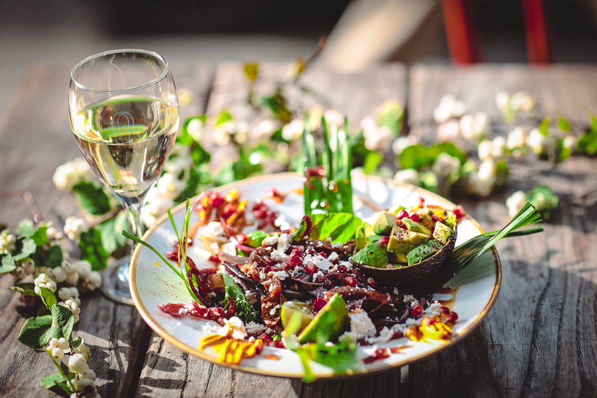 Hello Monday! Fig and goat’s cheese salad is lunch is the perfect way to begin the new week #MondayMotivation #Londonbul 🌺