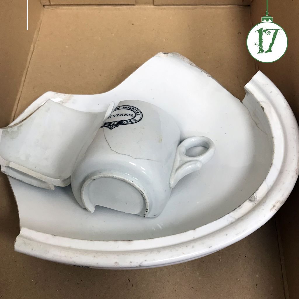 CotswoldArch's tweet photo. #ArchiveCalendar Box 17 is one for the 'modern #archaeology' lover!
This dish and cup originate from #Devizes Isolation Hospital, which was built in the 19th century. We uncovered them on land used by the hospital during the 1940s #DigforVictory campaign
#Wiltshire #TimeForACuppa https://t.co/kB0j6F5HXU