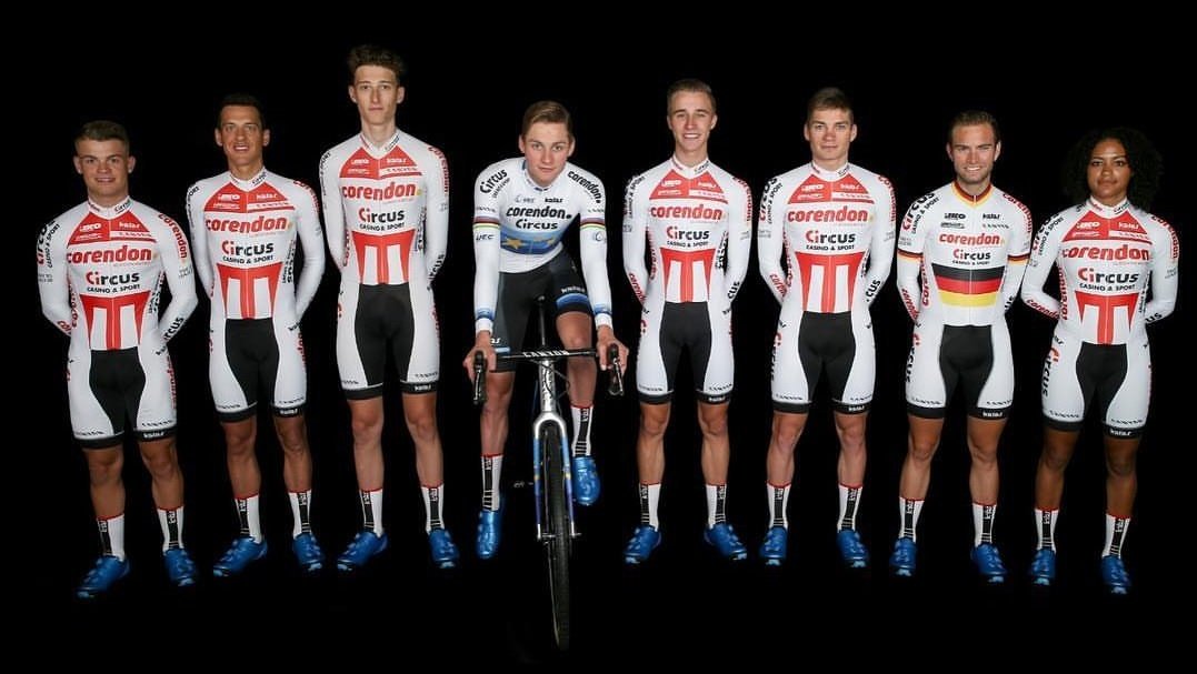 ZXCycling's tweet photo. 🇧🇪 Corendon in 2019

🇩🇰@Lasse_Norman
🇧🇪@Bondteke
🇧🇪@Roy_Jans
🇩🇪@pwalsleben
🇧🇪@stijndevolder79
🇧🇪@RickaertJonas
🇧🇪Joeri Stallaert
🇳🇱@MaartenvanTrijp
🇧🇪Jimmy Janssens
🇧🇪@GVermeersch
🇳🇱@mathieuvdpoel
🇨🇭@RouillerLoris
🇩🇪@m_meisen
🇧🇪@TomMeeusen
🇳🇱@Davidvanderpoel
🇳🇴@PetterFagerhaug https://t.co/2AFUOgfyBu