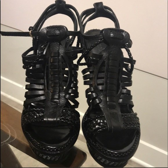 IamSylviaTaylor's tweet photo. So good I had to share! Check out all the items I'm loving on @Poshmarkapp #poshmark #fashion #style #shopmycloset #christianlouboutin #brianatwood: https://t.co/ySR1sKUkxN https://t.co/eixwoVgdwa