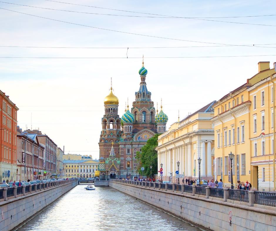Entre fleuves et canaux, jardins et musées, votre week-end à #SaintPetersbourg s’annonce simplement féerique ! Vous nous raconterez ? 😉 goo.gl/9HRkE1