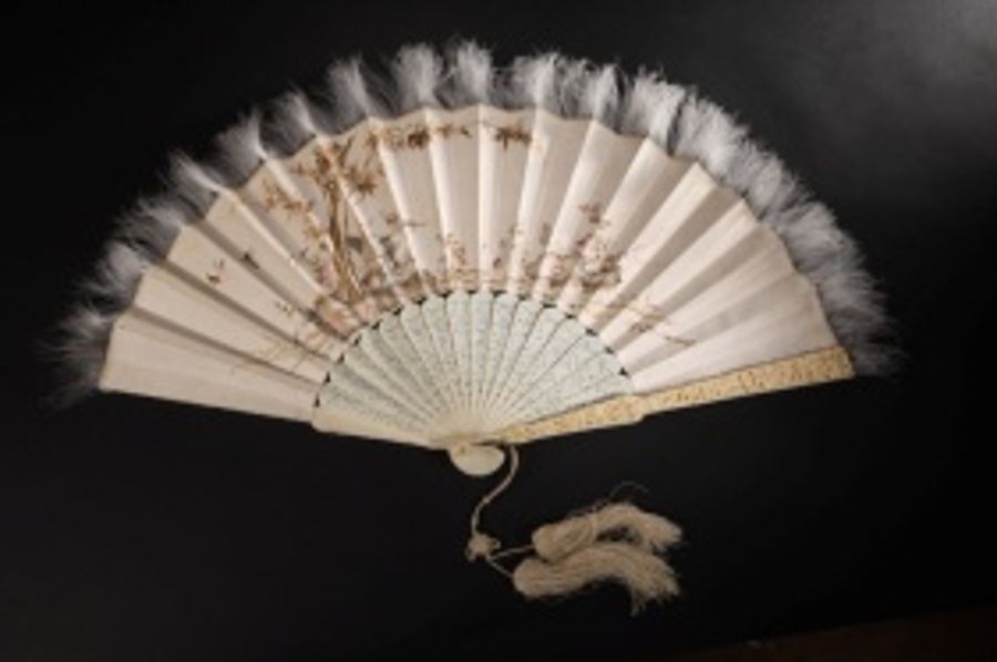Guangzhou_City's tweet photo. In medieval Europe, the fan is the embodiment of women's elegant fashion. From Dec.18, 2018 to May 5, 2019, this exhibition displays over 200 Chinese export fans and European "Chinese style" fans collected by the Guangdong Museum, showing the Chinese-style fans to the world. https://t.co/jVmuoudZUe
