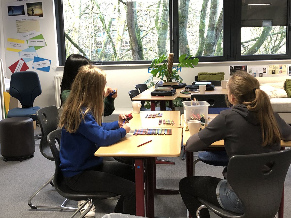 TaylorSarah175's tweet photo. Winding things down before the holidays in @ISB_MS  English 7 with some fireplace reading/hot chocolate 📚☕️ &amp; random acts of helpfulness 🙌 Enjoy your break, everyone!#ISBreads #mslearns https://t.co/xHyh7EEczQ