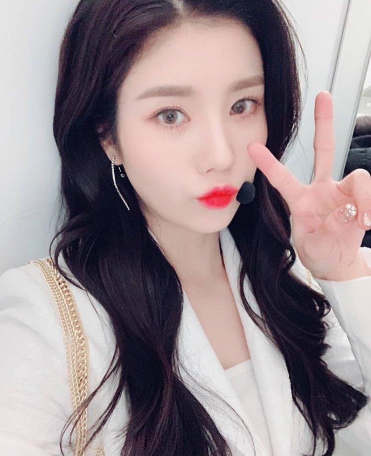 IZONEUPDATES's tweet photo. [📸] 181217 official_izone’s Instagram Update with Eunbi! https://t.co/1PJqDIVIi9