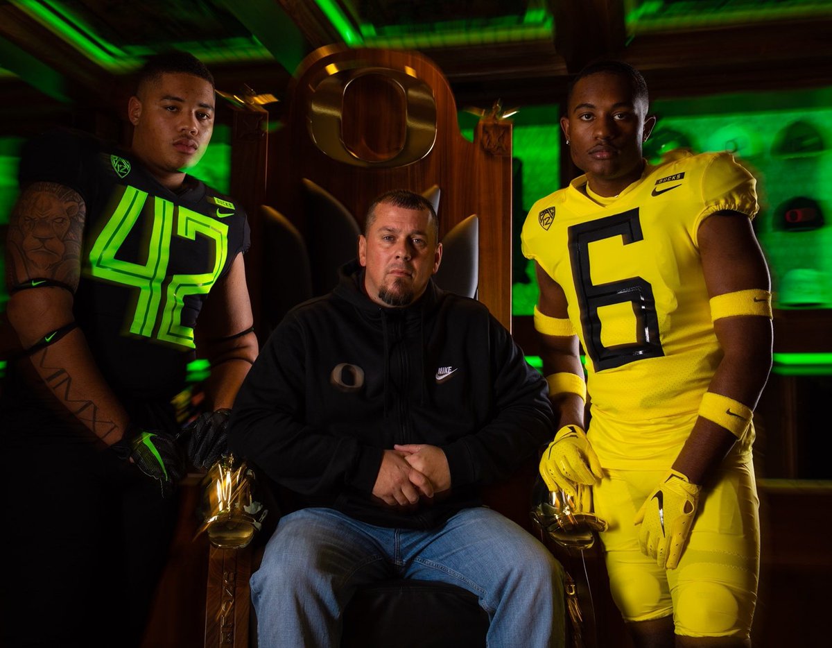 ThePhattDuck's tweet photo. We Duck fans must pay our respect to the goat @ke_yon8. What he has done and helped build and @Coach__Chance For keeping us Ducks calm 💯. It has truly started something special in Eugene #LEGENDARYPIC #GoDUCKS
#M19RATION #M19HTYOREGON #ScoDucks https://t.co/9eE6MaHrgD