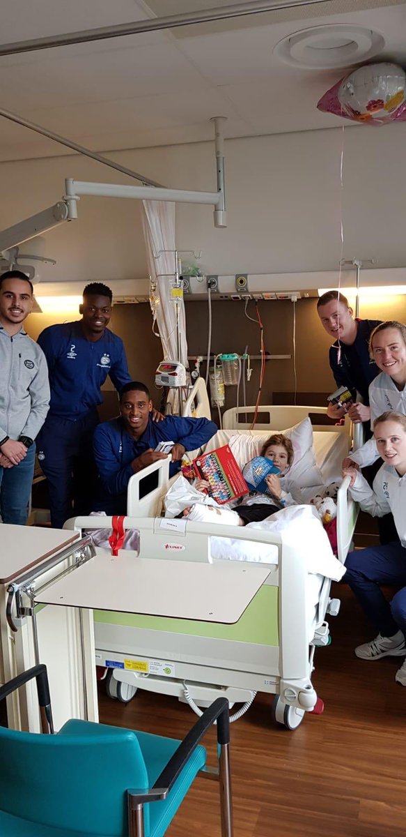 PSV's tweet photo. It’s that time of the year again! ☺️

De selecties van PSV 1 en PSV Vrouwen bezoeken ook dit jaar weer verschillende ziekenhuizen 🏥 in de regio. https://t.co/0soDnzh9B8