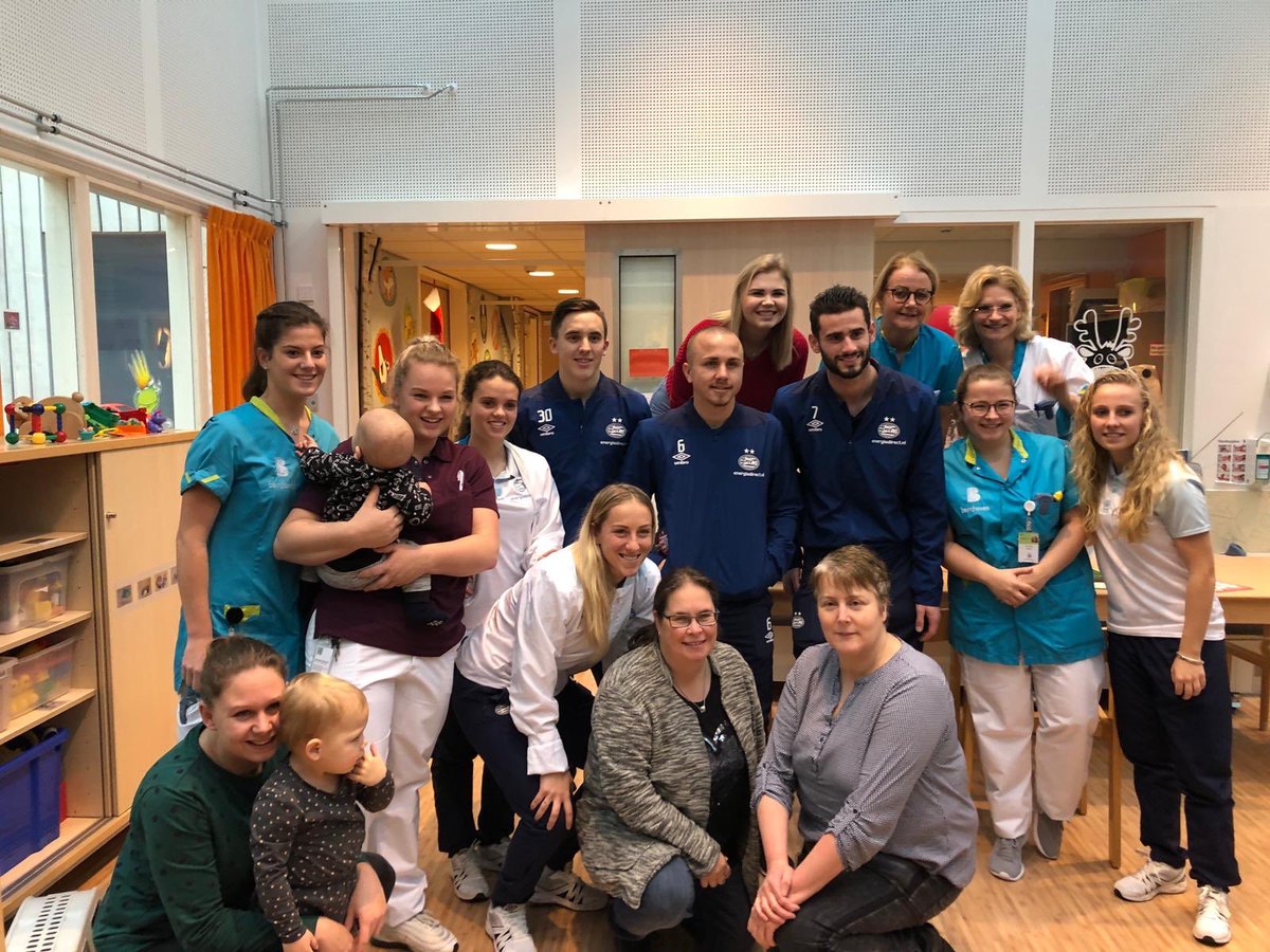 PSV's tweet photo. It’s that time of the year again! ☺️

De selecties van PSV 1 en PSV Vrouwen bezoeken ook dit jaar weer verschillende ziekenhuizen 🏥 in de regio. https://t.co/0soDnzh9B8