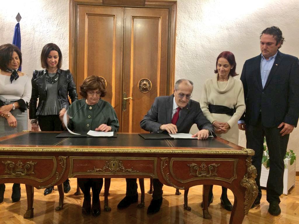 CruzRojaZgz's tweet photo. Hemos firmado un contrato con @GobAragon en el @aytoejea para gestionar el Punto de encuentro familiar en #Ejea. https://t.co/vHz2u59Ap0