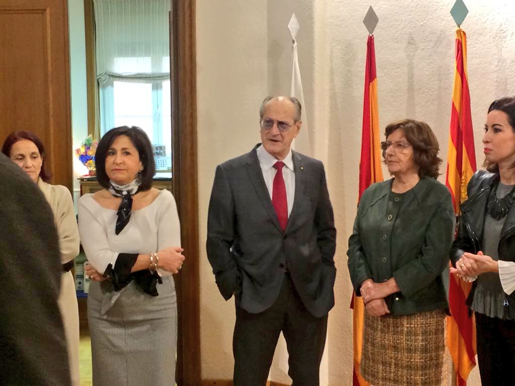 CruzRojaZgz's tweet photo. Hemos firmado un contrato con @GobAragon en el @aytoejea para gestionar el Punto de encuentro familiar en #Ejea. https://t.co/vHz2u59Ap0