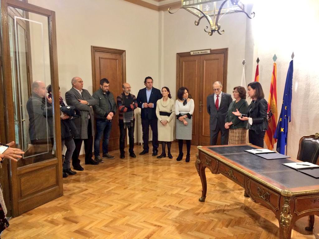 CruzRojaZgz's tweet photo. Hemos firmado un contrato con @GobAragon en el @aytoejea para gestionar el Punto de encuentro familiar en #Ejea. https://t.co/vHz2u59Ap0