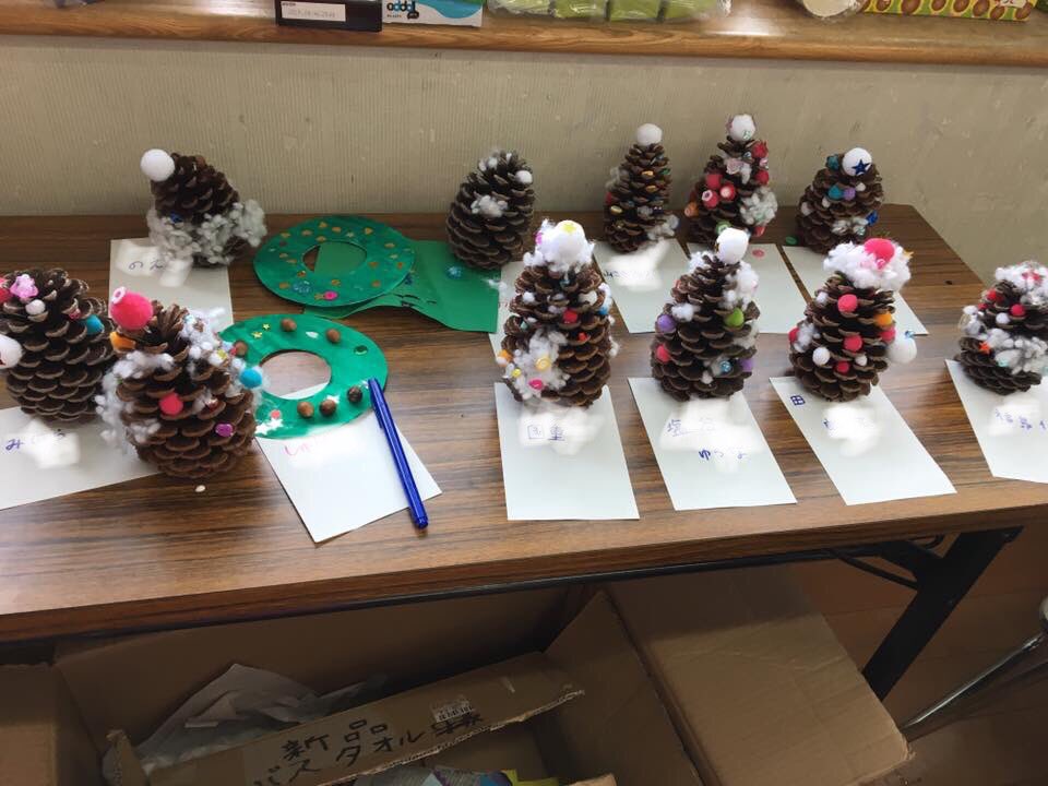 itsubora's tweet photo. ■クリスマスデコレーション
松ぼっくりや紙のリースなどに、思い思いのデコレーションが出来るコーナー。楽しくて何個も作る子供達。 …いやいや、もっと熱中ひているパパ・ママの姿もありました(笑 https://t.co/gXCPaPXYAR