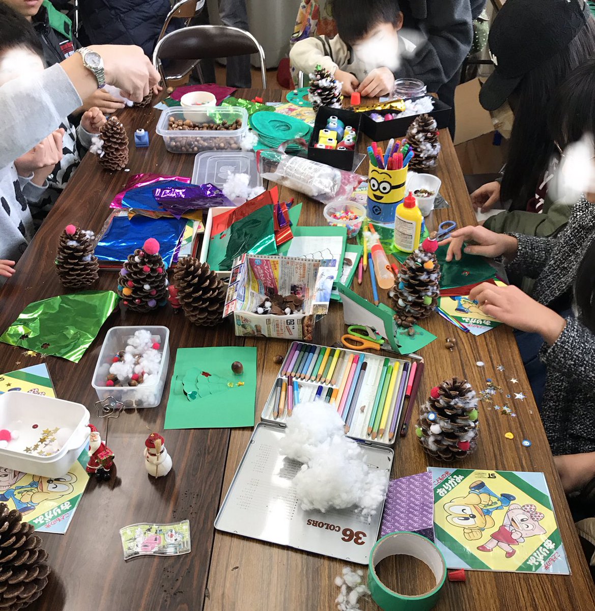 itsubora's tweet photo. ■クリスマスデコレーション
松ぼっくりや紙のリースなどに、思い思いのデコレーションが出来るコーナー。楽しくて何個も作る子供達。 …いやいや、もっと熱中ひているパパ・ママの姿もありました(笑 https://t.co/gXCPaPXYAR