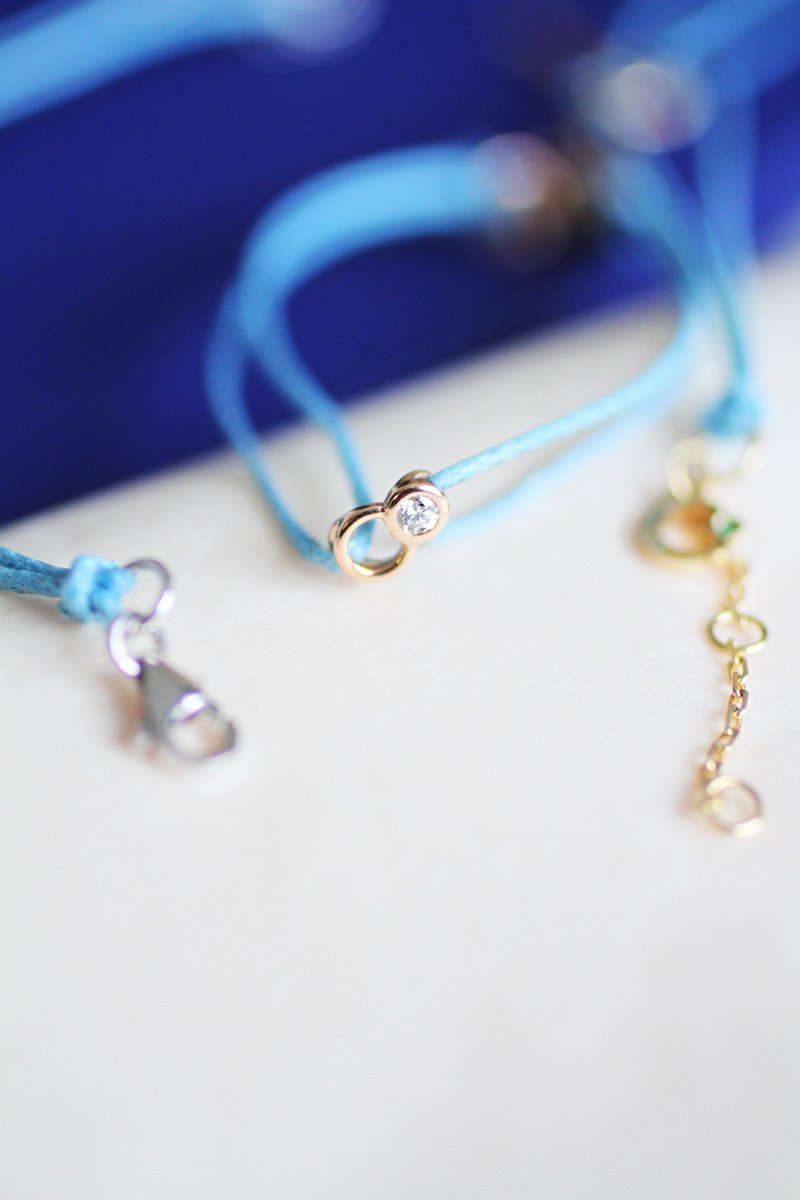 Action_Enfance's tweet image. ✨Pendant le mois de décembre, notre partenaire @Courbetofficial met à l'honneur @Action_Enfance à travers l'opération #LetsCommit. 15% du prix de vente du bracelet Co sur cordon bleu nuage est reversé à la Fondation. Une bonne idée de cadeau pour les fêtes de Noël !