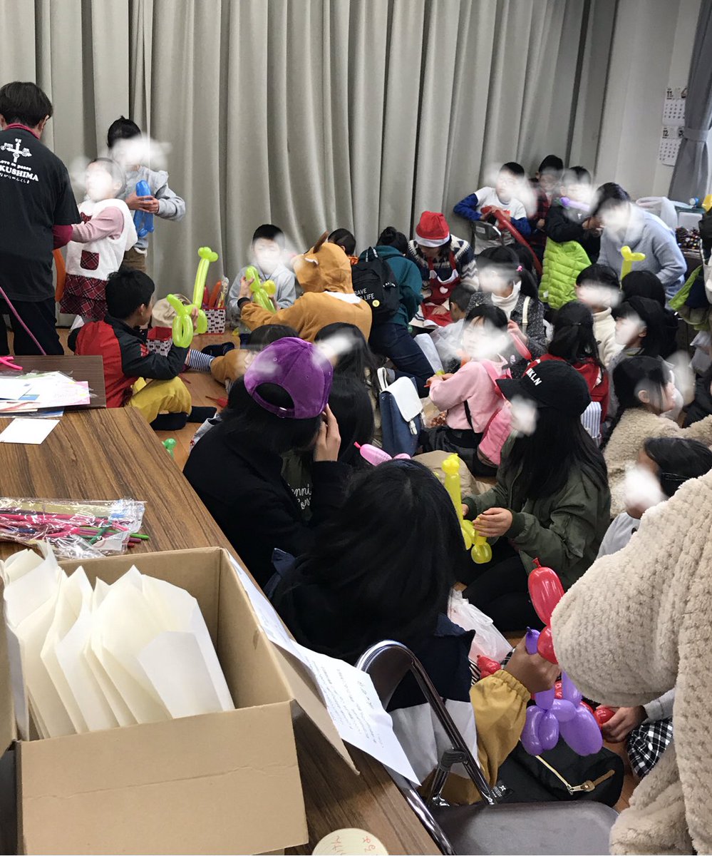 itsubora's tweet photo. ■バルーンアート
よく見る細長〜いゴムで、動物などを作るバルーンアート。 風船を片手に遊ぶ1歳児〜高学年のお兄さんお姉さんまで… どの年代の子供達も熱中していました。
座る場所も無い位の大盛況！ https://t.co/j9Yj1qnGtX