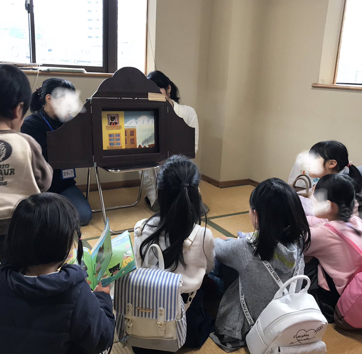 itsubora's tweet photo. ■ゲーム&amp;絵本読み聞かせ
手品チックなゲームが大人気！！
お菓子に集る子供達も、ついつい楽しそうな笑い声に絵本の部屋へ誘い込まれていましたw (凄い集客力‼️)
通常、絵本の読み聞かせに来る子は年齢層が少し低いのですが、今回は小学生も沢山集まってくれました。 https://t.co/M810tkU5pU