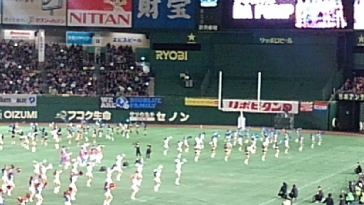 gfrush1's tweet photo. @gfrush1 まん中の赤青白の7人がDA PUMPやけど…わかる？ https://t.co/Y1Ih87AwyB