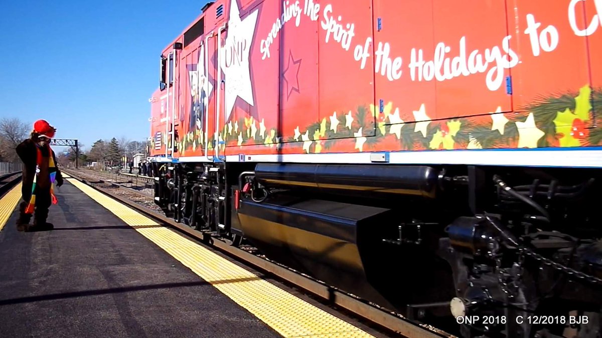 THE_BJBUTTONS's tweet photo. #25Daysof Christmas Waldolf at the #Cumberland #metra Station greeting the Operation North Pole Chicago #ONP #NorthPoleExpress train as it heads towards the North Pole (#DesPlaines Station) https://t.co/MxgFXd5a4S