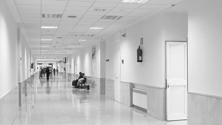 Пациент в кровати. В больнице все белое. Пациент лежит. Женщина лежит в больнице. Палата в больнице.