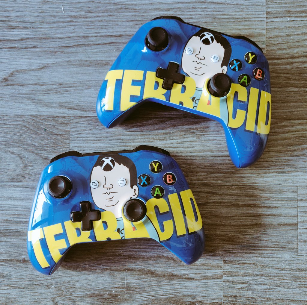 terracid's tweet image. Je suis explosé elle est géniale hahaha 
Merci @XboxFR, votre graphiste est un génie ! Qui veut gagner la deuxième ? 🎁