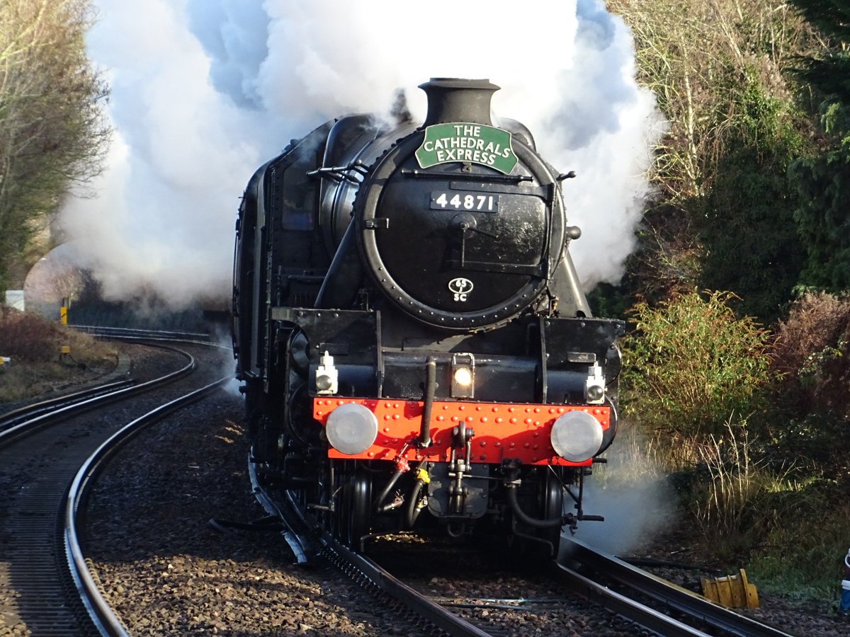 Pentahawk's tweet photo. What a wonderful sight!!! - A Steam Train (Black Five 44871) passing thru Rowlands Castle en route to #Yeovil this morning. @Steam_Dreams @steamtrainphots #steam #steamlocos #CathedralsExpress #Locomotive https://t.co/5KuxfMqrGP