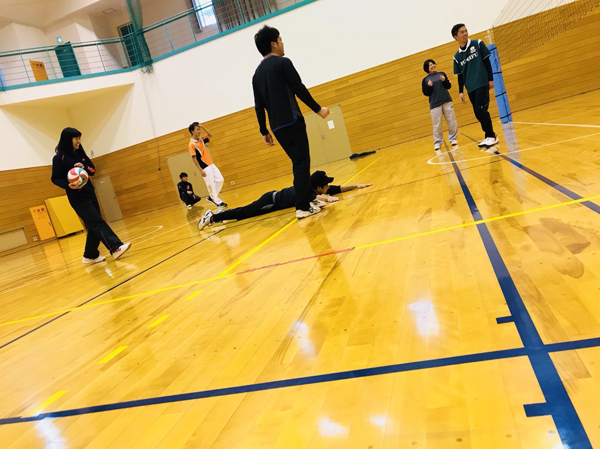 GSGUSoftTennis's tweet photo. 引退式を行いました。
1年生から4年生まで楽しく球技大会ができました。

3年生のみなさんお疲れさまでした！
これからもいつでもテニスコートに来て下さい！！ https://t.co/46fL0XYVyl