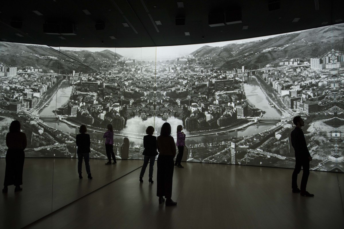 MuseoGuggenheim's tweet photo. El Museo Guggenheim Bilbao como nunca antes lo habías visto #ZEROGallery #Inauguración https://t.co/7eQAjBeVD4