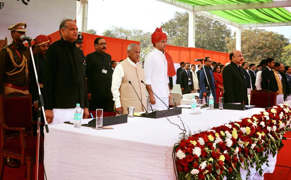INCRajasthan's tweet photo. शपथ ग्रहण समारोह में राज्यपाल श्री कल्याण सिंह जी के समक्ष राजस्थान कांग्रेस प्रदेशाध्यक्ष श्री सचिन पायलट जी ने उप मुख्यमंत्री पद की शपथ ग्रहण की | इस समारोह में कांग्रेस अध्यक्ष श्री राहुल गांधी जी, पूर्व प्रधानमंत्री श्री डॉ. मनमोहन सिंह जी सहित वरिष्ठ नेता भी मौजूद रहे| https://t.co/N2myPiiFSE