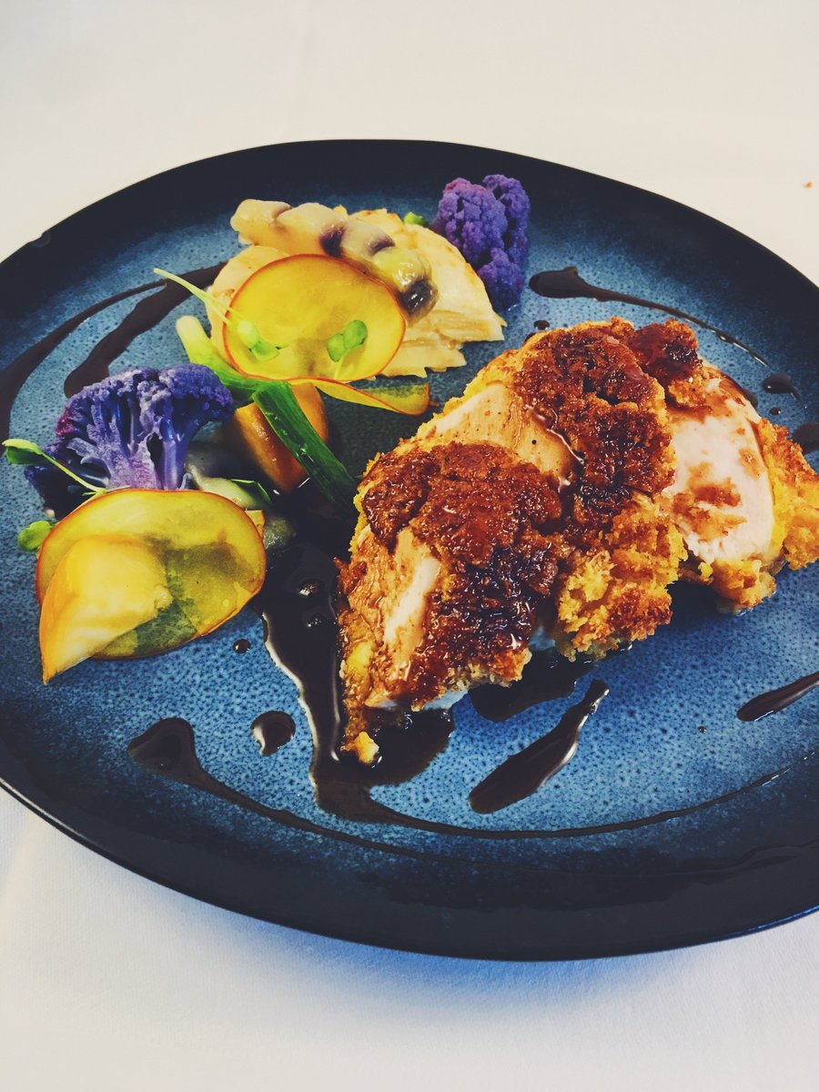 MaisonPLB's tweet photo. [Du 17 au 21 décembre 2018]

Makis de poireaux et chorizo spicchantina / Filet de poulet croustillant, caramel de soja, jardin de légumes d’hiver / Dôme Cassis
 
Bon appétit ! 😋👨‍🍳 https://t.co/OSHf3MLgIw