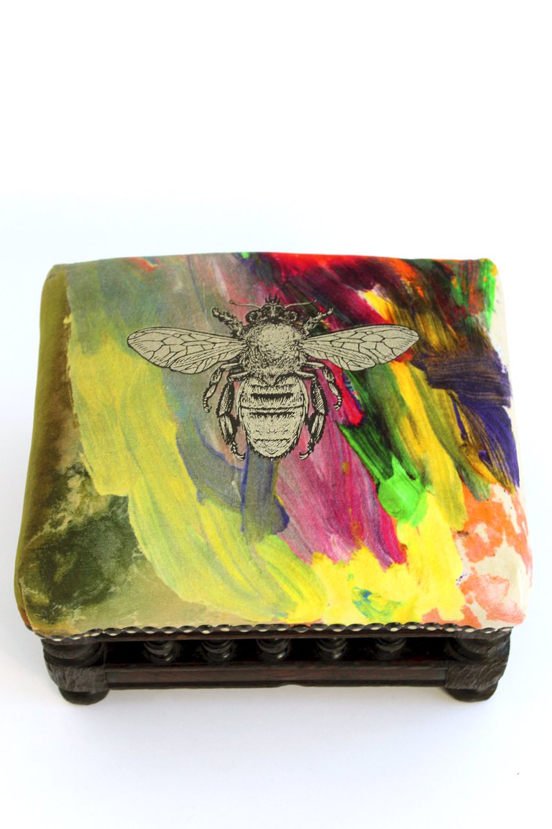 TBeasties's tweet photo. So today up for grabs in our Stool Advent Calendar is Day 16th and 17th Stools - TB Adjustable Honey Bee Grand Damask Stool and the Small Brush Stroke Honey Bee Stool.
#stooladay #advent #adventcalendar #christmas #stools #furniture #fabric #colour #design #timorousbeasties https://t.co/kOhNDchC60