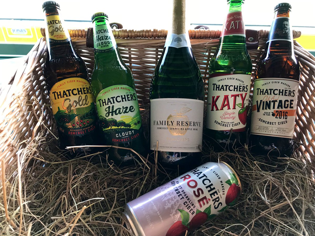YTFC's tweet image. WIN | Christmas has come early thanks to our sponsors @thatchers_cider 😍

📌 selection of drinks
📌 Somerset cider tour for 2
📌 Thatchers t-shirt 
📌 Thatchers lanyard 

To be in with a chance of winning the hamper just RT, with a winner chosen this Friday! #YTFC