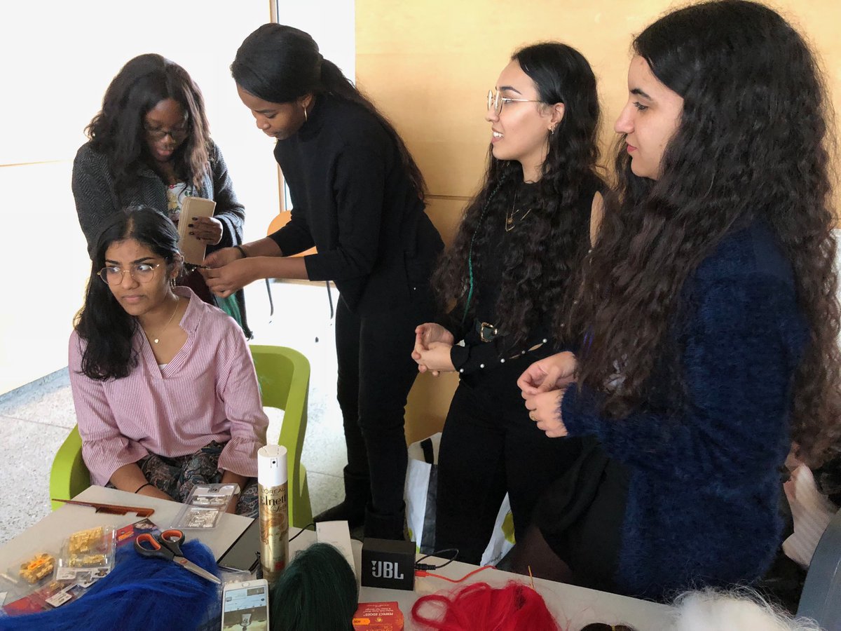 DelphineCommUTT's tweet photo. Belle affluence à l’atelier « tresses » proposé par la #CapWeek à @UTTroyes en attendant le défilé de mode !
Bravo à l’ATECAP, Association Troyenne des Étudiants des Caraïbes, d’Afrique et du Pacifique https://t.co/rBmxLiHOhB