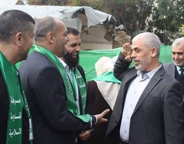 MatthiasInbar's tweet photo. #Gaza : Le leader du #Hamas Yehye #Sinwar salue, Nasser Barghouti, l'oncle du resp. de l'attaque d'#Ofra. L'oncle a été expulsé à #Gaza dans le cadre de l'affaire #Shalit. Preuve de l'implication de Gaza dans les récentes attaques dans les territoires. @i24NEWS_FR https://t.co/VZstac8Hiw