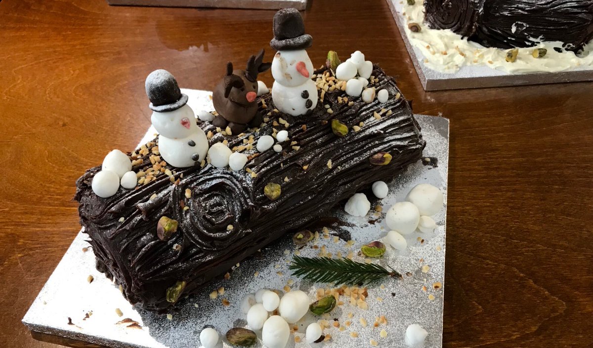 bakewithalegend's tweet image. On Saturday, @cakesmyth hosted @Project7consult’s Team Day and the Yule logs that were baked turned out to be ABSOLUTE BEAUTS! 😍

Move over @HowardMiddlebun - we got some new fondant modelling masters in town! 😂
#ChristmasTeamDay