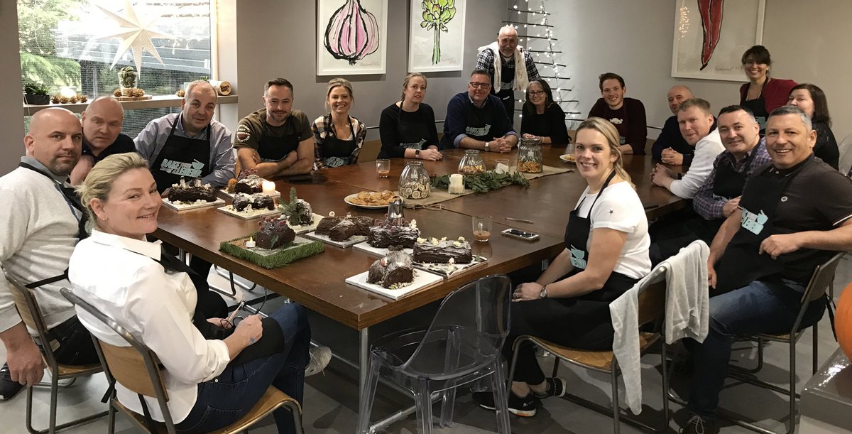 bakewithalegend's tweet image. On Saturday, @cakesmyth hosted @Project7consult’s Team Day and the Yule logs that were baked turned out to be ABSOLUTE BEAUTS! 😍

Move over @HowardMiddlebun - we got some new fondant modelling masters in town! 😂
#ChristmasTeamDay