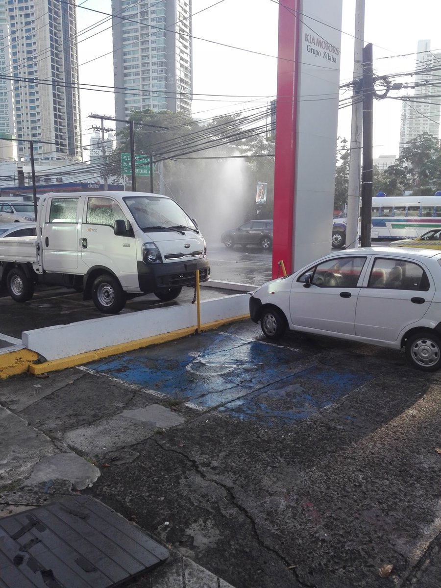 Tuberia Ruta en Calle 50..esperemos a ver cuando nuestra Institución Mediocre del IDAAN repara esto!