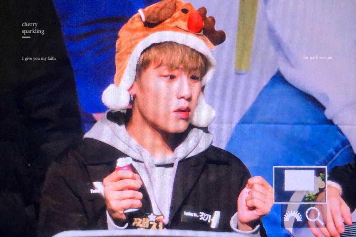 19991102_cherry's tweet photo. 181217 씨이앤 팬싸🍒✨
스프레이가 갑자기 훅 나와서 우들짝 놀란,, 오도 가도 못하는 두 호빵,,,
#박우진 #우진 #워너원 https://t.co/C0b5b0S33z