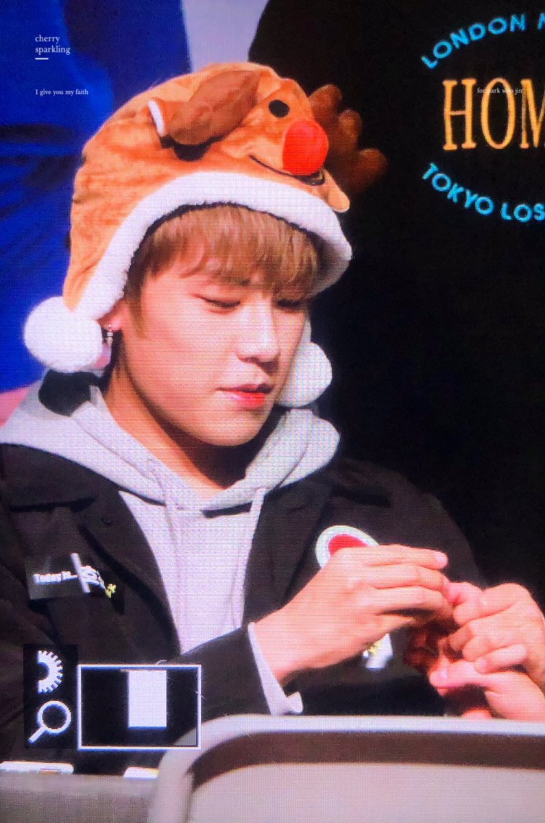 19991102_cherry's tweet photo. 181217 씨이앤 팬싸🍒✨
어디서 났는지 장난감 꽃반지를 지훈이 손가락에 쓰윽
#박우진 #우진 #워너원 https://t.co/XqBJEUAaWu