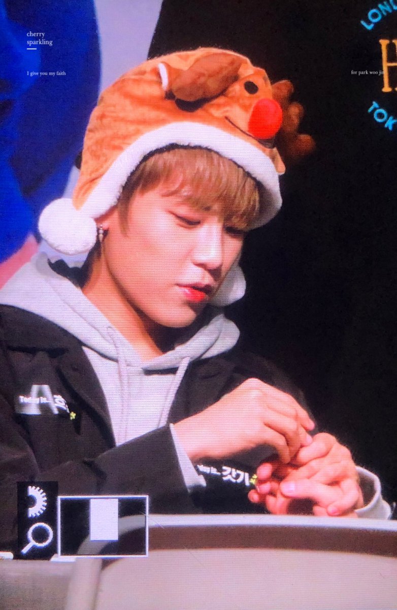 19991102_cherry's tweet photo. 181217 씨이앤 팬싸🍒✨
어디서 났는지 장난감 꽃반지를 지훈이 손가락에 쓰윽
#박우진 #우진 #워너원 https://t.co/XqBJEUAaWu