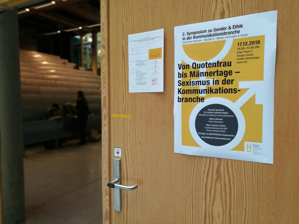 menthaxspicata's tweet photo. Um 14 Uhr beginnt ein spannendes Symposium mit dem Titel “Von Quotenfrau bis Männertage - Sexismus in der Kommunikationsbranche“ im Lichthof, Expo Plaza 2. Ich bin gespannt auf die Vorträge, den Poetry Slam und die abschließende Diskussion. 😊💪 https://t.co/r4uFFrkeYk