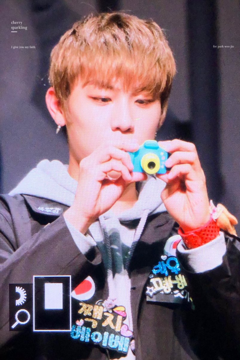 19991102_cherry's tweet photo. 181217 씨이앤 팬싸🍒✨
팬들도 열심히 찍궁✨✨
#박우진 #우진 #워너원 https://t.co/sc8fz8YByM