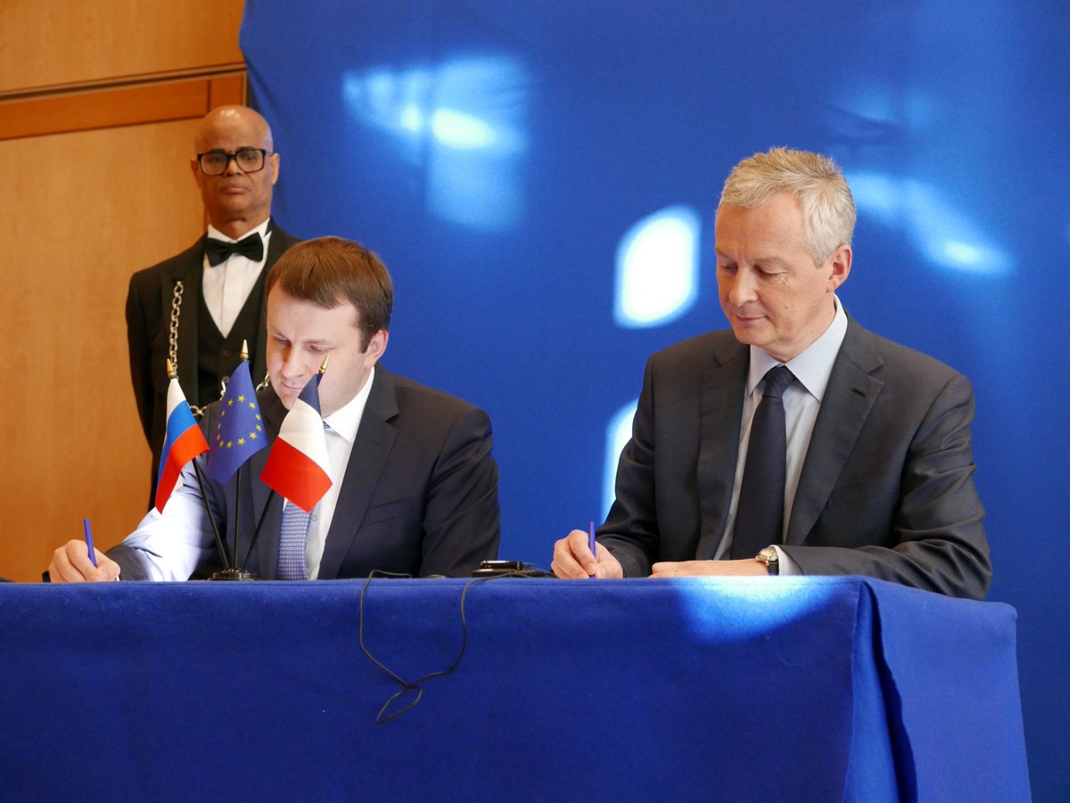 BrunoLeMaire's tweet photo. Avec mon homologue russe, Maxime Orechkine, signature de trois déclarations d’intention contenant 30 projets concrets pour renforcer notre relation économique. Trois domaines sont visés : la finance verte, les nouvelles mobilités et l’innovation https://t.co/lWQ3YNDmQI