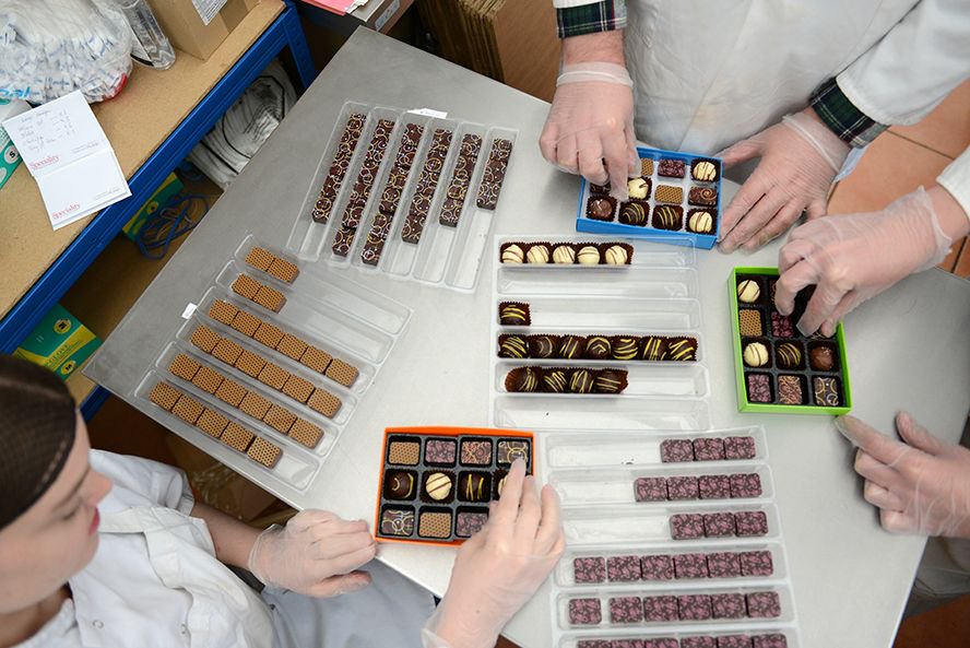HarrySpecters's tweet photo. Every lovingly handcrafted bar and chocolate we hope will improve the lives of autistic people and we want to do more in the future. Read more about #HarrySpecters #SocialCause here: https://t.co/R11dkBJ6R0 https://t.co/687OPugHVZ