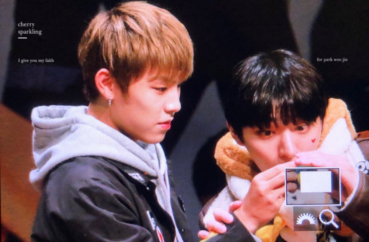 19991102_cherry's tweet photo. 181217 씨이앤 팬싸🍒✨
두 손으로 야무지게 쥐고 찍더니 지성이형한테 자랑하기 😎😎
#박우진 #우진 #워너원 https://t.co/2H4LATaivj